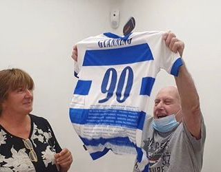 La gioia di Giannino Gallazzi nel ricevere la maglia da Patrizia Testa