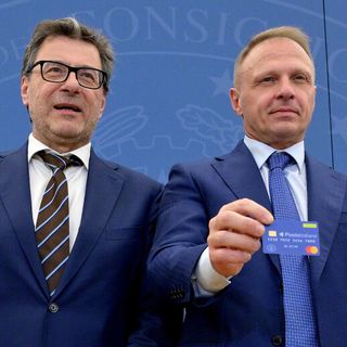 Busto, card “Dedicata a te”: in consegna le raccomandate per i 911 beneficiari della città