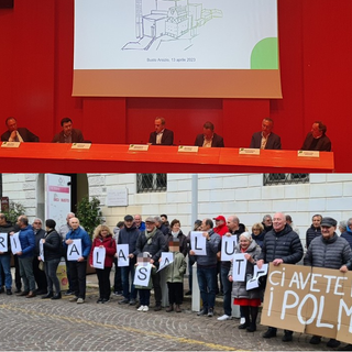 In cento al flash mob “no inceneritore”. Poi qualche scintilla all’incontro con Neutalia