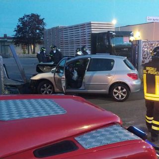 Le immagini dell'incidente, con l'arrivo dei vigili del fuoco