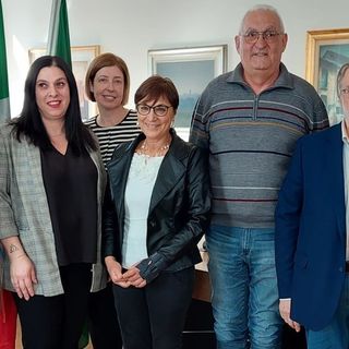 Il sindaco Elisabetta Galli e il gruppo di Qui per Esserci. Da sinistra, nella foto: Dal Zotto, Liguori, Donati, Galli, Polato e Luppi