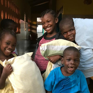 Haiti, l'unica battaglia buona: quella delle cuscinate tra i bimbi. Ma poi arriva un ragazzo ferito da una pallottola