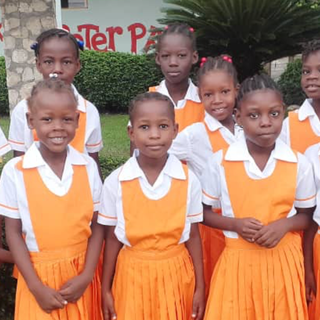 Prove di (piccola)  normalità ad Haiti. Suor Marcella: «Aiutateci con scarpe e calzini per i nostri bimbi che tornano a scuola»
