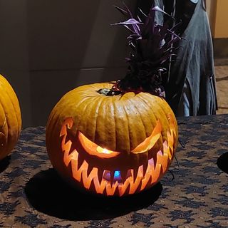 FOTO. Il cortile di Villa Gonzaga da brivido: è un cimitero spettrale per la sera di Halloween