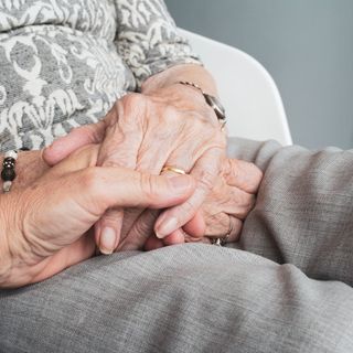 Busto, nell'ex albergo troveranno casa separati over 50 e anziani. E arrivano 80 posti di lavoro