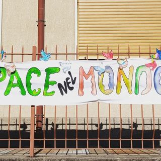 L’Istituto Maria Ausiliatrice per la pace nel mondo: striscione e flash mob per riflettere