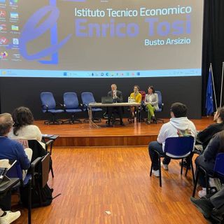 All'Ite Tosi, 450 studenti dialogano con Carlo Cottarelli. «Momento formativo efficace e pieno»
