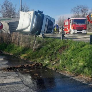 Camionista perde il controllo e il Tir si ribalta: soccorsi in azione a Gallarate