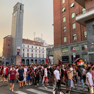 FOTO. Auto esce di strada nel parcheggio e si ribalta: paura in pieno centro a Bisuschio