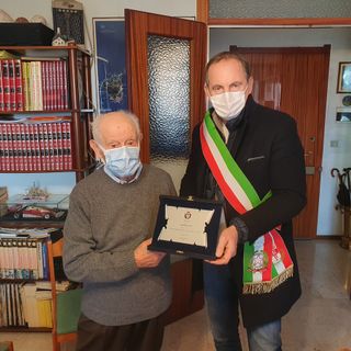 Gli auguri di Busto per i 100 anni di Antonio Caria. «Il segreto? Lavorare e non stare mai fermi»