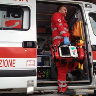 Incidente sul lavoro a Solbiate Olona, grave dopo una caduta da una scala