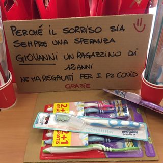 Giovanni ha voluto regalare spazzolini da denti ai malati Covid. Con questo significato (foto della pagina Facebook dell'Asst Valle Olona)