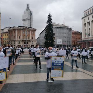 VIDEO e FOTO. In piazza l'urlo di dolore dei commercianti: «Noi vogliamo vivere. È ora di ripartire»