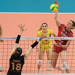 Le farfalle hanno ricevuto i complimenti del sindaco anche dopo la sconfitta (foto Loris Marini, Uyba volley)