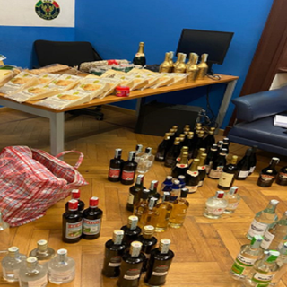 Venti bottiglie di champagne e altre leccornie rubate al supermercato: due uomini denunciati per ricettazione