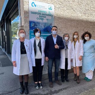 Alessandro Della Marra con le farmaciste della comunale 1 di viale Rimembranze dove è attivo il nuovo centro tamponi