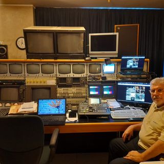 Adolfo Guzzetti nel suo studio di Gallarate: 45 metri, sette chilometri di cavi, scrigno di apparecchiature e competenze