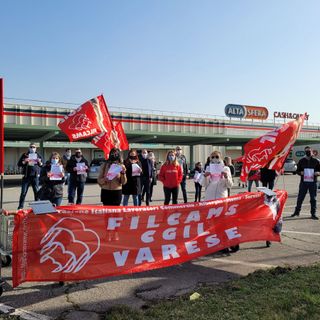 La protesta dei lavoratori con i sindacati sul Sempione