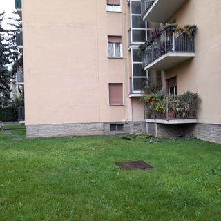 Il balcone dell'appartamento andato a fuoco