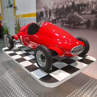Carlo comerio presenta l'auto restaurata