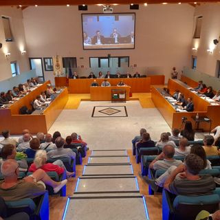 La sala gremita di Palazzo Broletto