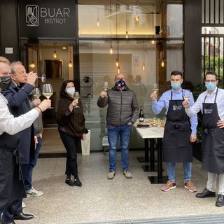 Apre il Buar Bistrot di via Cardinal Tosi. Il brindisi benaugurale con gli amministratori di Busto