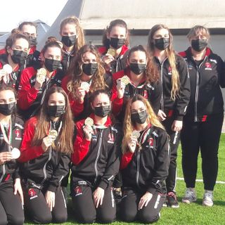 Le draghette della Busto Nuoto sono campionesse d’Italia. E donano la coppa a Parabiago