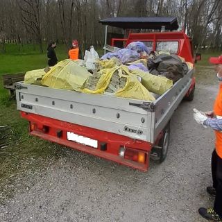 Volontari all'opera nel fondovalle tra Fagnano e Gorla Maggiore: raccolta una vagonata di rifiuti