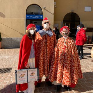 Tarlisu con la Bumbasina e la figlia Fudrèta. Nelle foto sotto la consegna delle chiavi