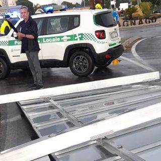 Pietro Ottaviani vicino al cartellone che ha bloccato il traffico in zona Tigros