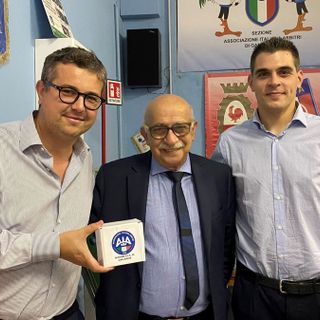 Il sindaco Cassani con l'arbitro di serie A, Simone Sozza, e il presidente locale di Aia, Vincenzo Tropea (Foto Aia-Figc)