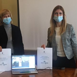 Il sindaco Mirella Cerini e la consigliera Lisa Letruria al lancio della piattaforma Spesa in comune