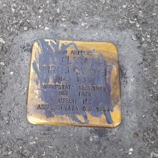 La pietra d'inciampo dedicata a Clara Pirani Cardosi. In fondo all'articolo, la svastica vicino alla pietra dedicata a Vittorio Arconti