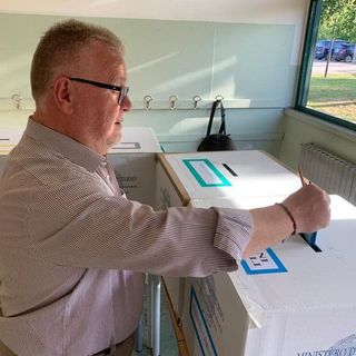 Osvaldo Coghi vota al primo turno delle amministrative Osvaldo Coghi vota al primo turno delle amministrative