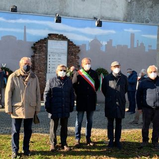 La cerimonia nel parco in memoria dei lavoratori della Comerio deportati