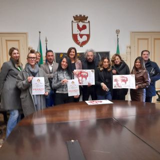 I partecipanti alla conferenza stampa mostrano la mappa con le attività aderenti all'iniziativa (vedi file in fondo)