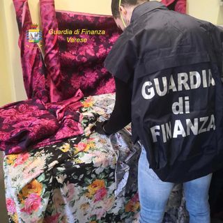 Borse e abiti firmati, ma contraffatti. La Finanza di Busto stronca filiera del falso