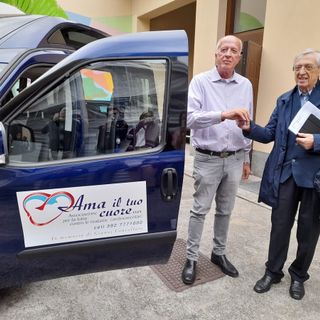 I presidenti di Auser Gallarate e &quot;Ama il tuo cuore&quot; alla consegna del nuovo mezzo
