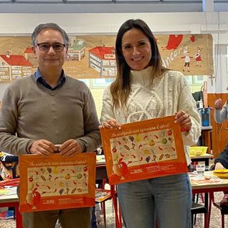 Il dirigente scolastico Daniele Chiffi e l'assessore Claudia Mazzetti con i sacchetti antispreco