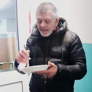 Il sindaco Enrico Puricelli mentre assaggia il cibo alla mensa