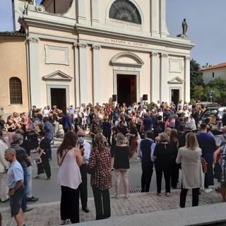 I partecipanti al funerale di Luciana Zaro hanno prolungato il loro abbraccio all'esterno della chiesa