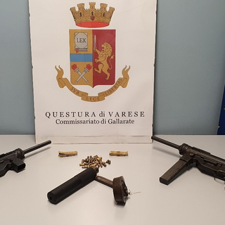 Armi da guerra e munizioni trovate in un appartamento di Gallarate