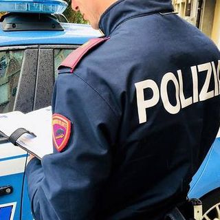 Busto, sorpreso a prepararsi una dose di eroina nella cabina delle fototessere della stazione