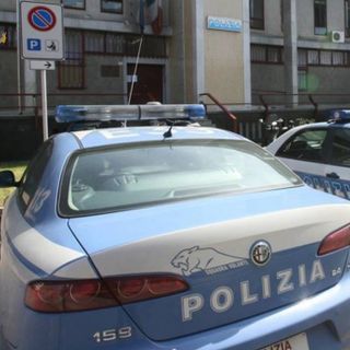 Minaccia la moglie e i cinque figli con un coltello da cucina: marito violento allontanato da casa dalla polizia