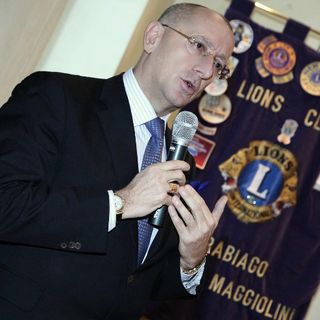 Il cavalier Danilo Francesco Guerini Rocco. Sotto, la breve cerimonia online con la presidente della Fondazione Lions Clubs