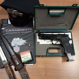 Spari dalla finestra dopo la lite di vicinato, a Vergiate arrivano i carabinieri Spari dalla finestra dopo la lite di vicinato, a Vergiate arrivano i carabinieri