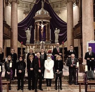 Il coro &quot;Santa Cecilia&quot; di Gorla Maggiore con l'assessore Antonella Scolfaro