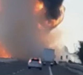 VIDEO. Spaventoso incidente in A1 tra Piacenza e Fiorenzuola: fiamme altissime e autostrada chiusa. Morti due camionisti