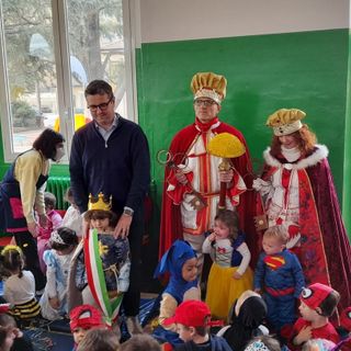 I bambini della Ponti con il sindaco e i sovrani del carnevale gallaratese