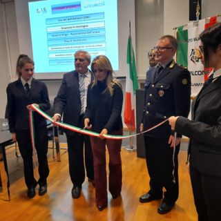 Il taglio del nastro con l'assessore Francesca Caruso